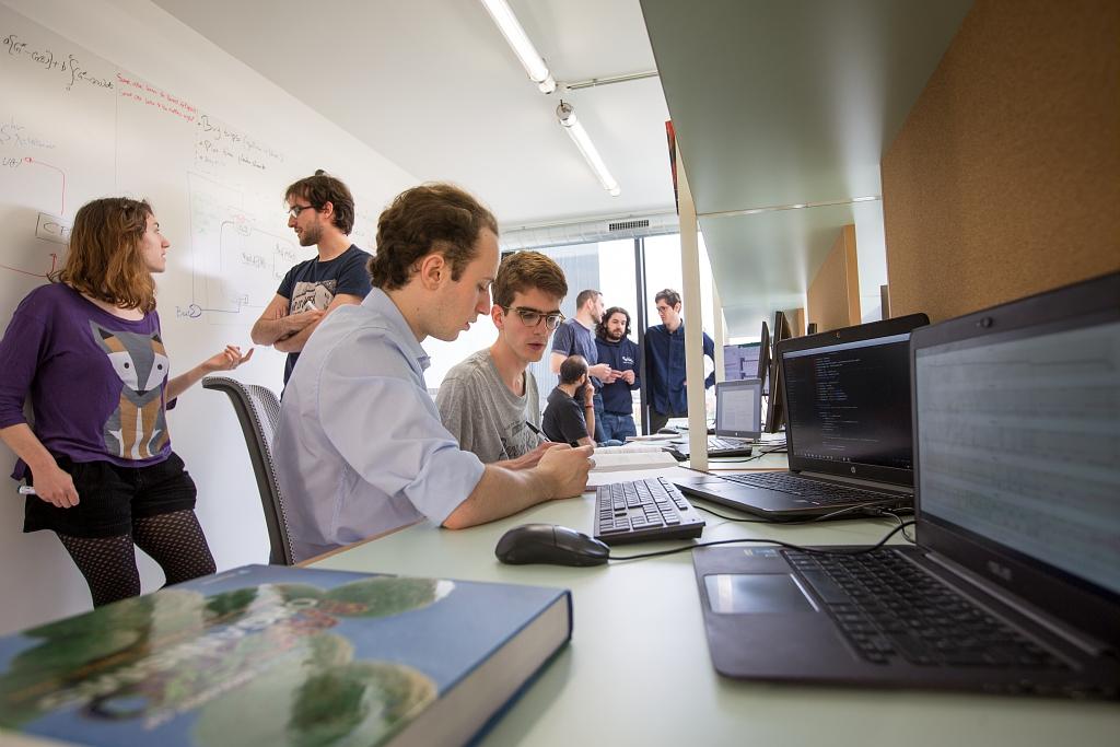 Estudiantes chilenos comparten su experiencia investigando en centros de Inria en el país europeo