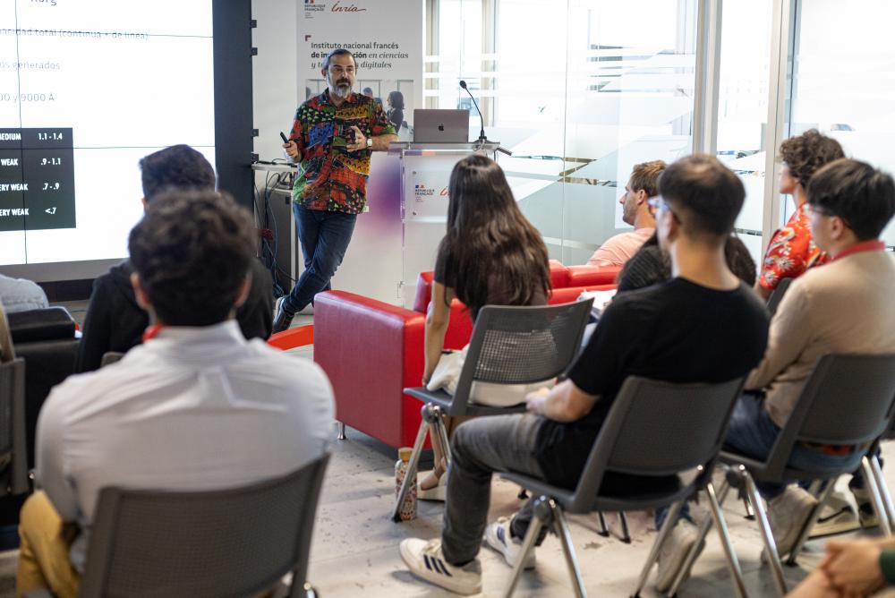 Después de dos meses, los 14 estudiantes de seis universidades chilenas seleccionados a finales del año 2024 para realizar sus pasantías en el marco del programa de Pasantías de Verano de Inria Chile presentaron los resultados que obtuvieron y ..(foto2)
